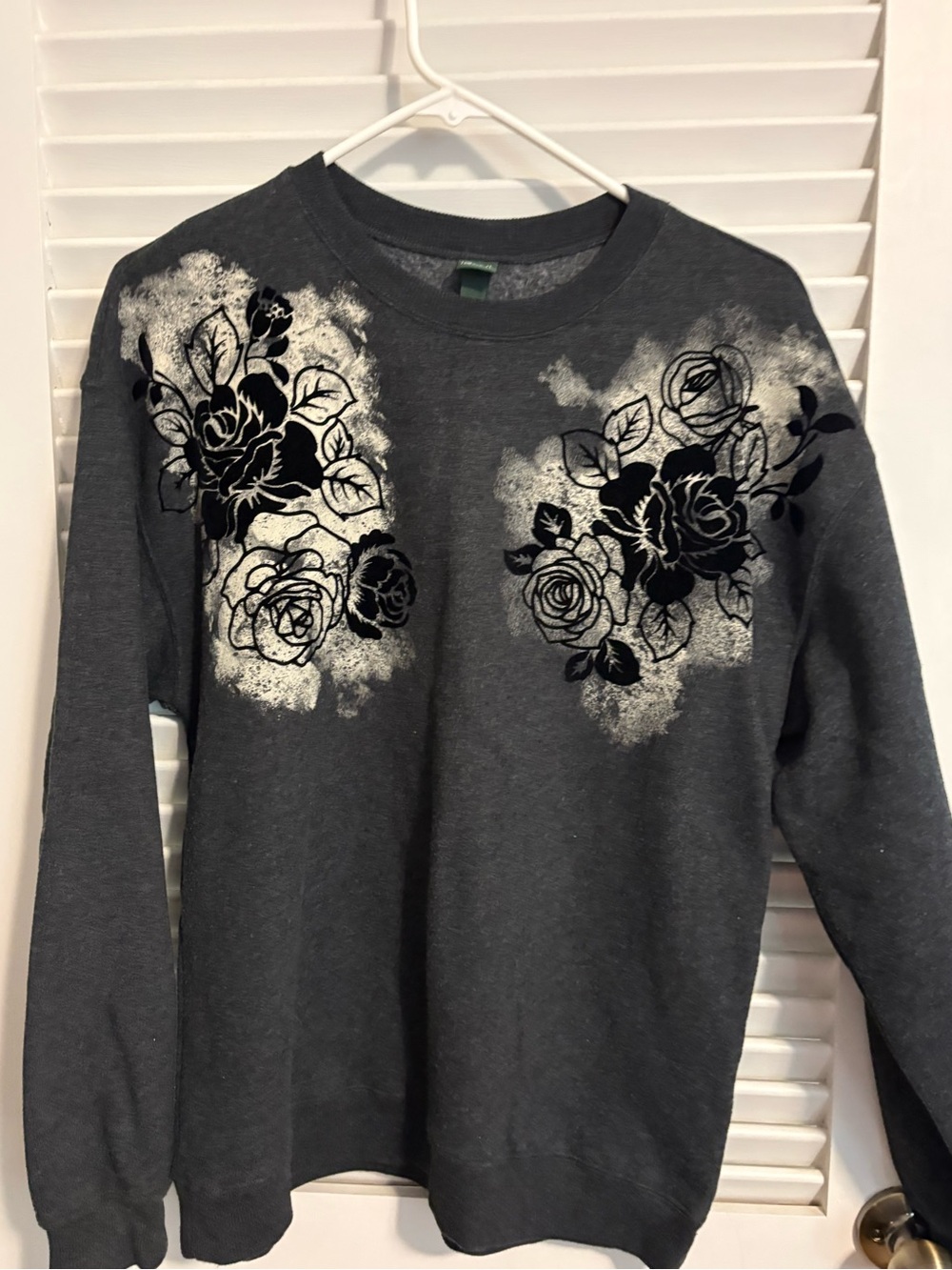 Ladies Wild Fable crew neck with textured roses on front. S